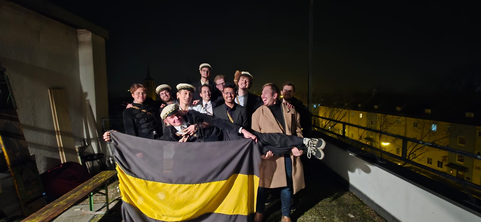 Die Aktiven der Uttenruthia mit der Bundesfahne